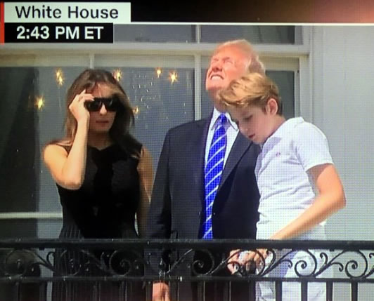 trump y familia viendo eclipse solar