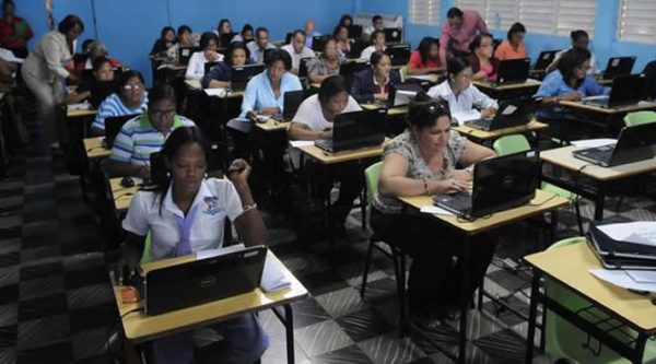 1000 maestros «todavía están bloqueados» están trabajando sin cobrar