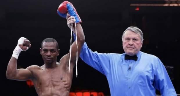 Boxeador dominicano dice le robaron 70 mil dólares en aeropuerto Las Americas