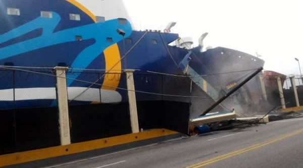 El Ferry Santo Domingo – Puerto Rico se estrella contra el muelle