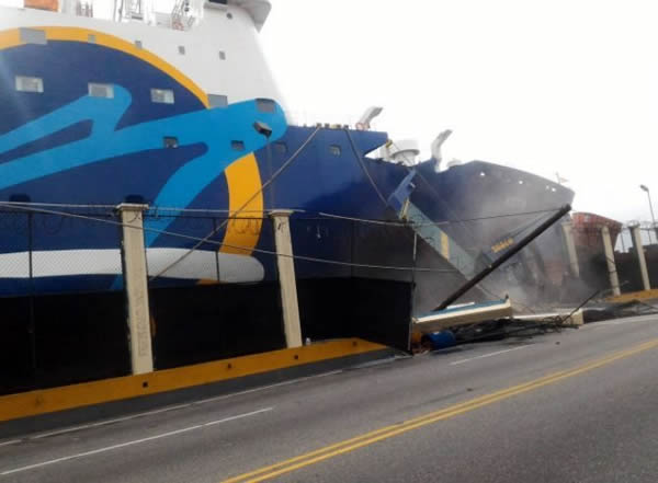 El Ferry Santo Domingo – Puerto Rico se estrella contra el muelle