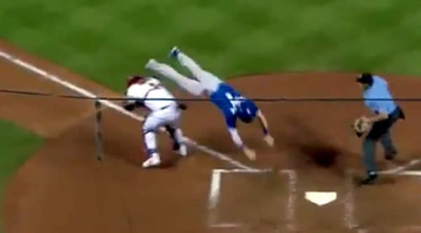 Video: La súper jugada de Chris Coghlan sobre Yadier Molina