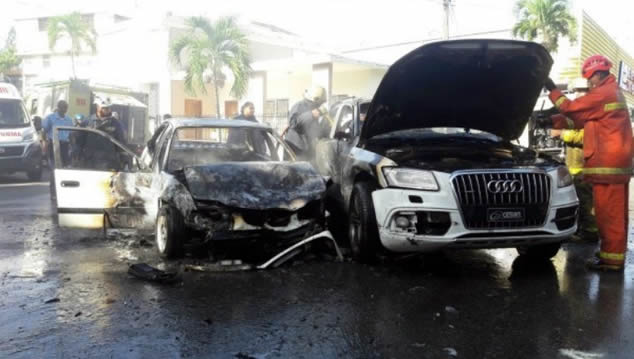 Video: Tres vehículos se incendian en la Lope de Vega