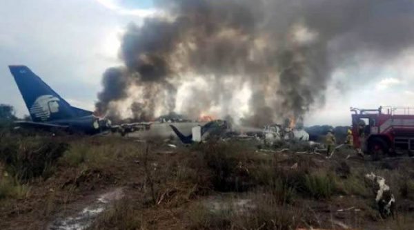 Un avión con 101 personas a bordo se estrella en el norte de México