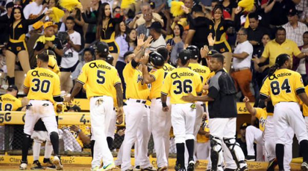 Aguilas Cibaeñas vencen a los Leones del Escogido (Round Robin 2017-2018)