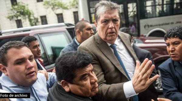 El expresidente peruano Alan García se dispara al ser detenido por caso Odebrecht