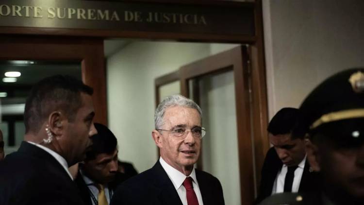 Corte abre indagación a Álvaro Uribe por espionaje a 130 personas, entre ellas periodistas