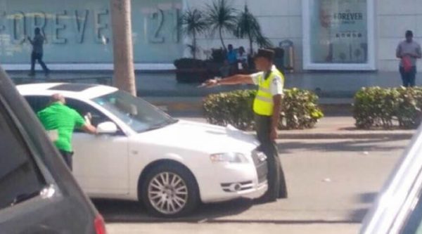 Amet explica el lío de un agente apuntando son su arma a un conductor