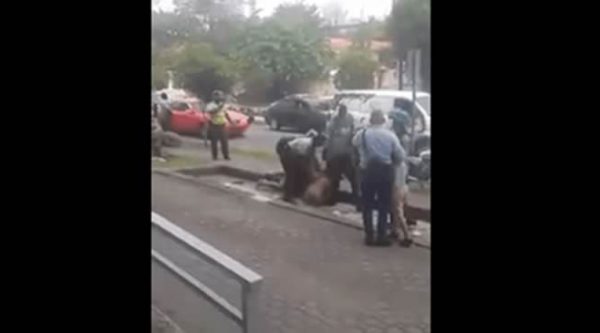 Video: Momento en que agentes de AMET golpean a un hombre que andaba con un niño