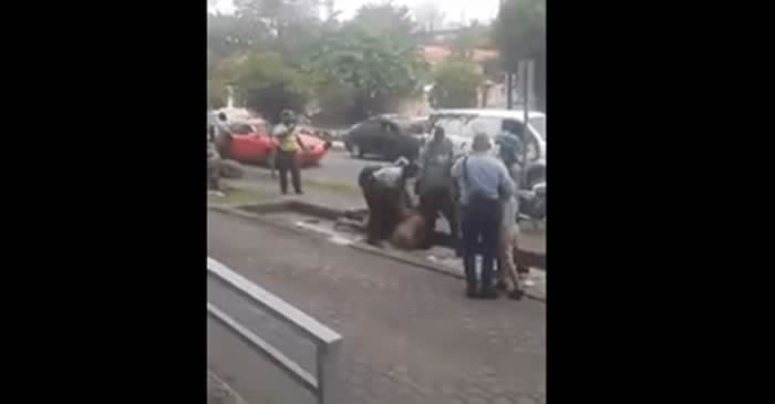 Video: Momento en que agentes de AMET golpean a un hombre que andaba con un niño