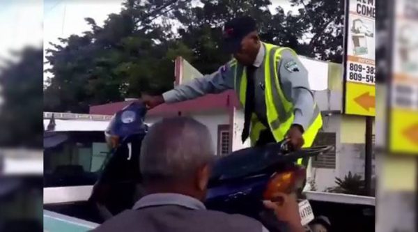 Video: Oficial de la Digesett le retiene pasola ciudadano por grabar a compañero