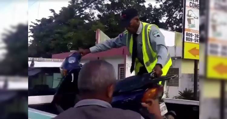 Video: Oficial de la Digesett le retiene pasola ciudadano por grabar a compañero