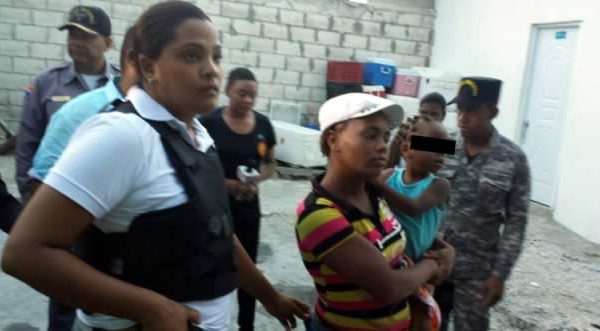 Apresan madre arrodillaba hija bajo el sol y la amenazaba con un cuchillo