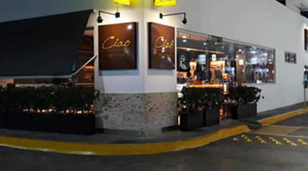 Asaltan a 8 personas en cafetería Ciao de la Tiradentes