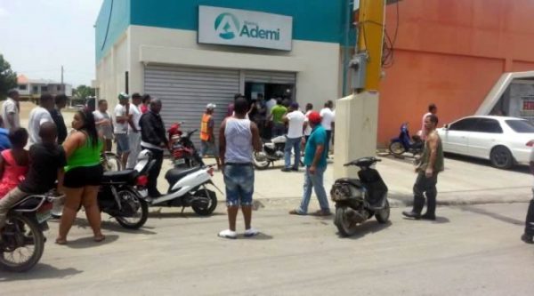 Asaltan Banco Ademi en La Vega; hieren al vigilante