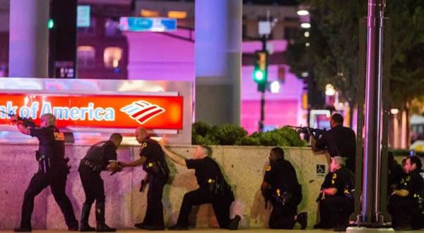 5 policías muertos y 6 heridos en Dallas por disparos de francotiradores