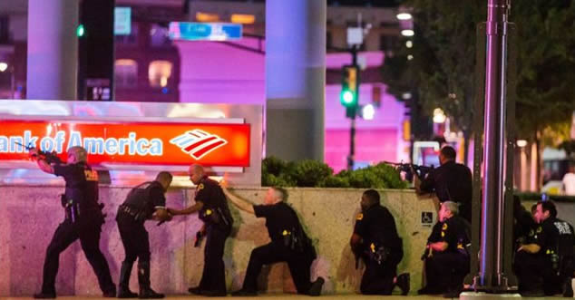 5 policías muertos y 6 heridos en Dallas por disparos de francotiradores
