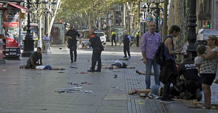 Muertes en Barcelona suben a 14, matan cinco terroristas