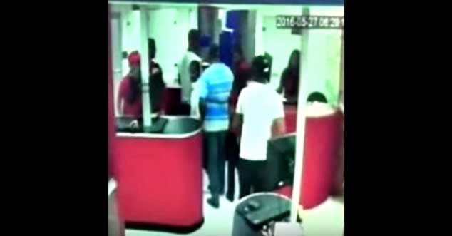 Video: Atracan a empleados y clientes en tienda de celulares de Santiago