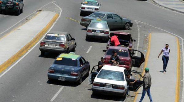 Sindicalistas amenazan con subir 15 pesos al pasaje