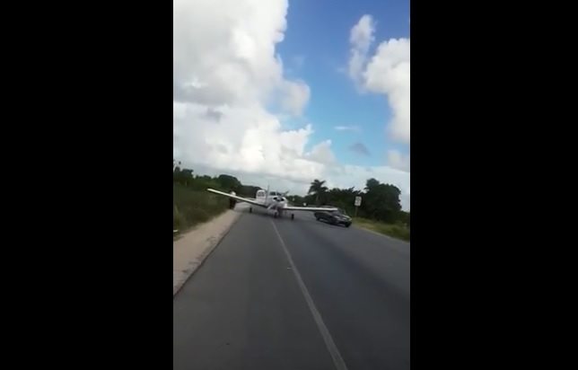 Video: Avioneta aterriza de emergencia en Punta Cana