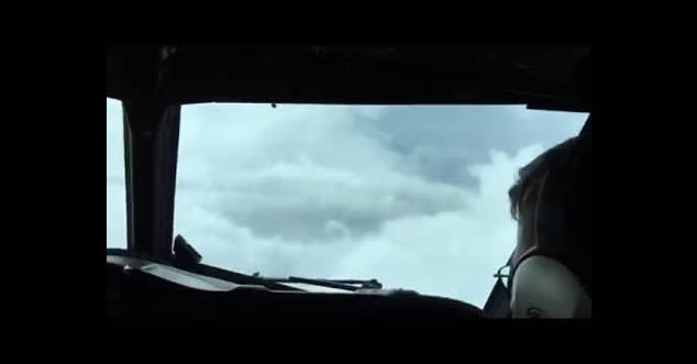 Video: Avión pasa por el ojo del huracán Matthew