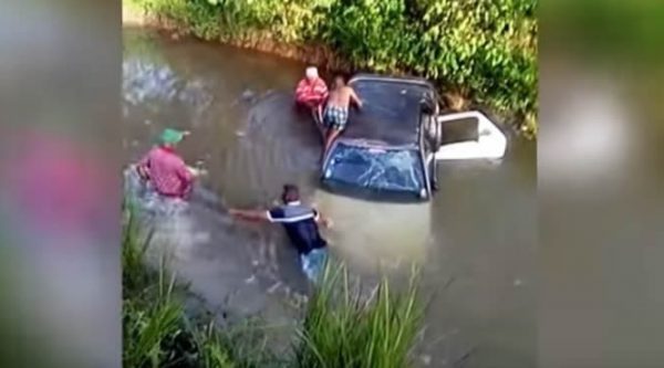 Accidente vehículo se desliza por una laguna en Nagua