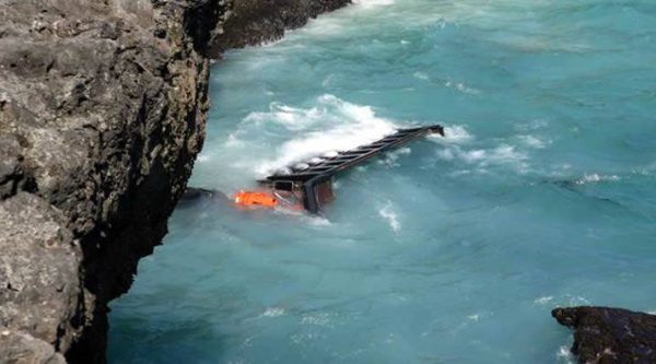 Camión cae al mar en Las Américas [detalles]