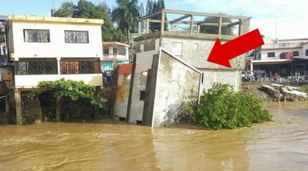 Video: Momento en que una casa se cae por las lluvias en Gaspar Hernández