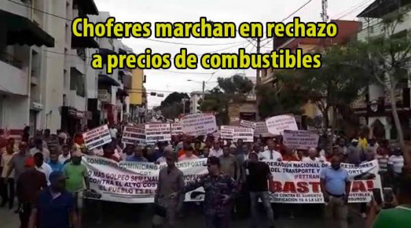 Choferes marchan en Santiago en rechazo a precios de combustibles