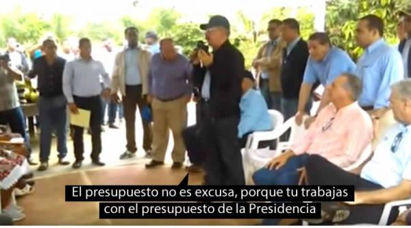 Video: Danilo Medina le da un boche en publico al director del Indhri