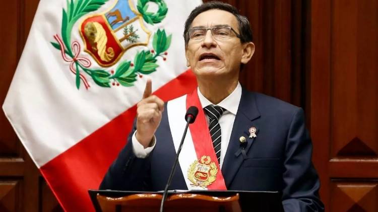 Legisladores destituyen a presidente de Perú por recibir sobornos