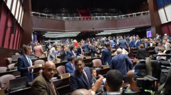 Diputados leonelistas bloquean préstamo de 11 millones de dólares solicitado por Danilo Medina