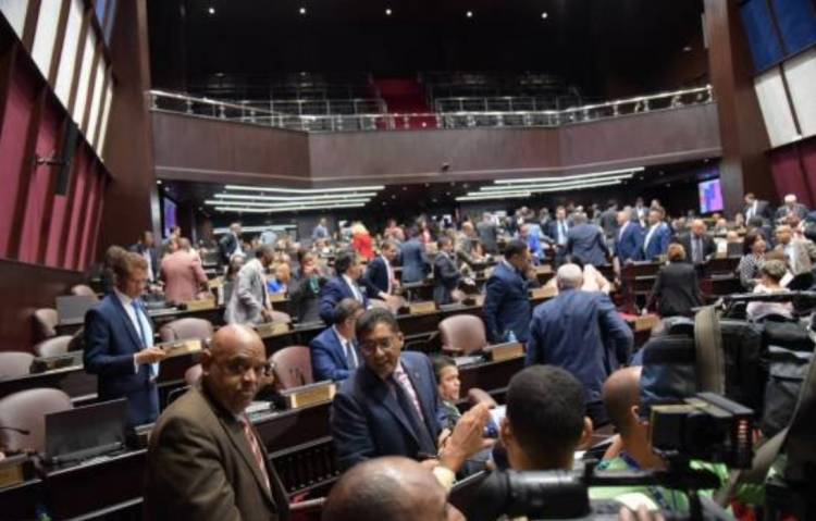 Diputados leonelistas bloquean préstamo de 11 millones de dólares solicitado por Danilo Medina