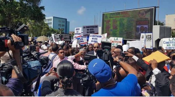 Diputados protestan ante posible reforma a la Constitución