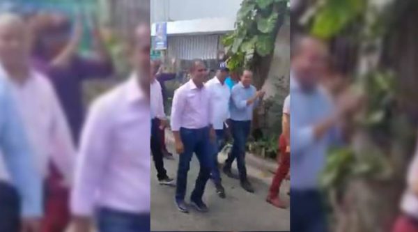 Domingo Contreras es recibido con «cacerolazos» en el sector Los Ríos