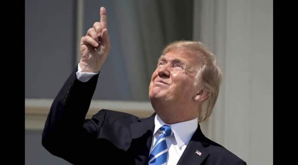 Foto: Donald Trump viendo el eclipse solar sin gafas especiales