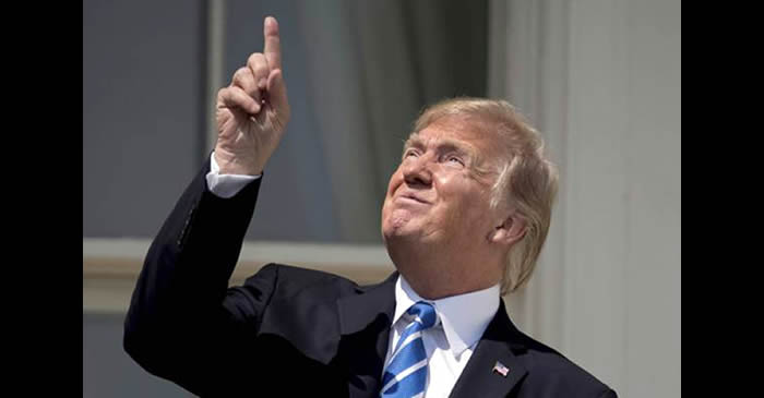 Foto: Donald Trump viendo el eclipse solar sin gafas especiales