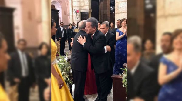 El abrazo de Danilo y Leonel en la boda de la hija del presidente Medina