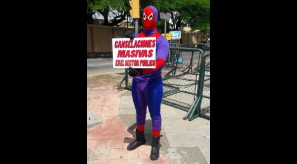 El «hombre araña» protesta por las cancelaciones de peledeístas