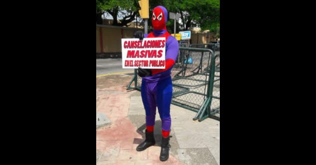 El «hombre araña» protesta por las cancelaciones de peledeístas