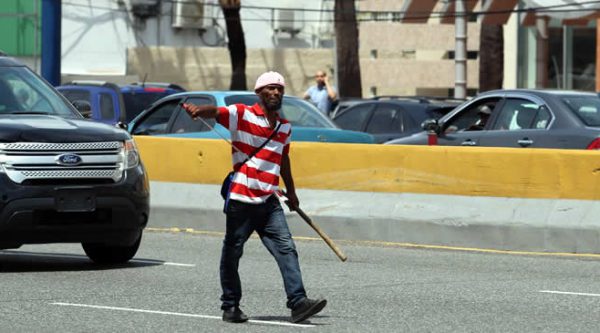 Videos: Hombre con machete en la 27 de Febrero