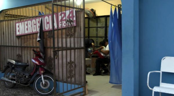 Sala de Emergencia Hospital funciona en la galería de una casa