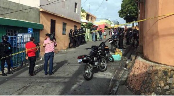 Video: Policía se enfrenta con supuestos asaltantes del Banco Popular