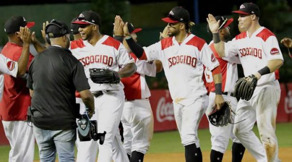 Leones del Escogido vencen por partida doble a los Tigres Licey