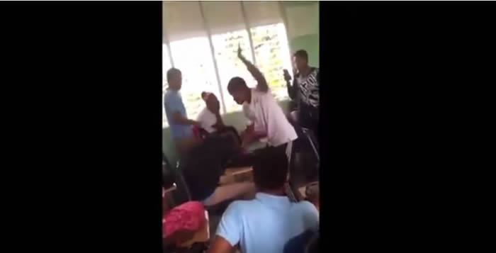 Video: Otro estudiante abusando de otro en una escuela de Herrera
