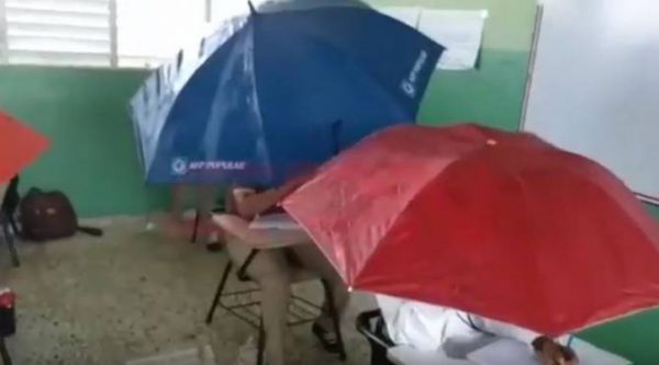 Video: Filtración en techo de escuela provoca que estudiantes se cubren con sombrillas