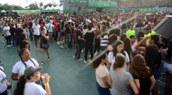 Festival Presidente arrancó con casi 2 horas de retraso y el público pidió a Omega