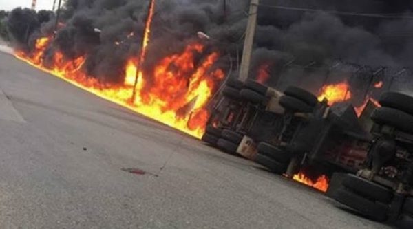 Camión tanquero se incendia próximo a la Refinería de Haina