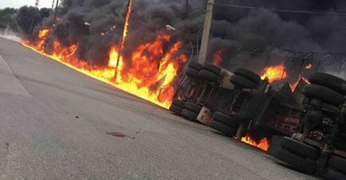 Camión tanquero se incendia próximo a la Refinería de Haina
